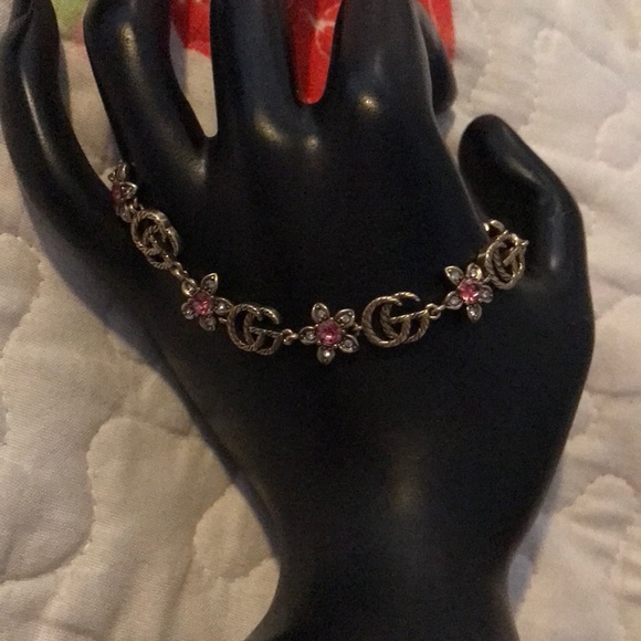 Gucci Antique gold tone bracelet with flowers comes with dust bag - Picture 5 of 12